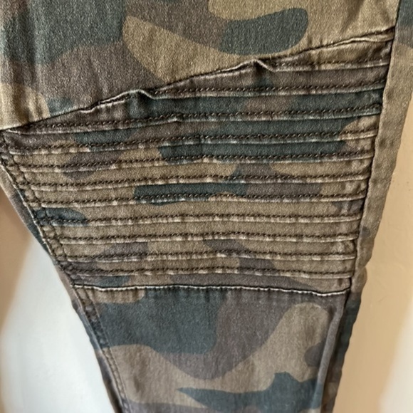 Design Lab Lord & Taylor Women CAMO Green Jeans size 29 or 2/4 NWOT - Picture 3 of 9